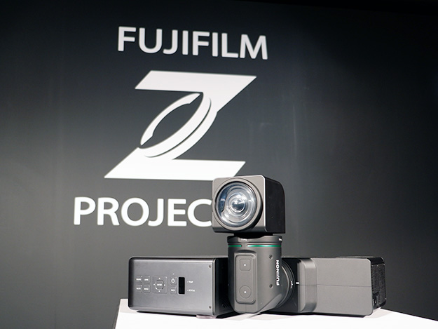 富士フイルム、屈曲型二軸回転機構レンズを搭載した超短焦点