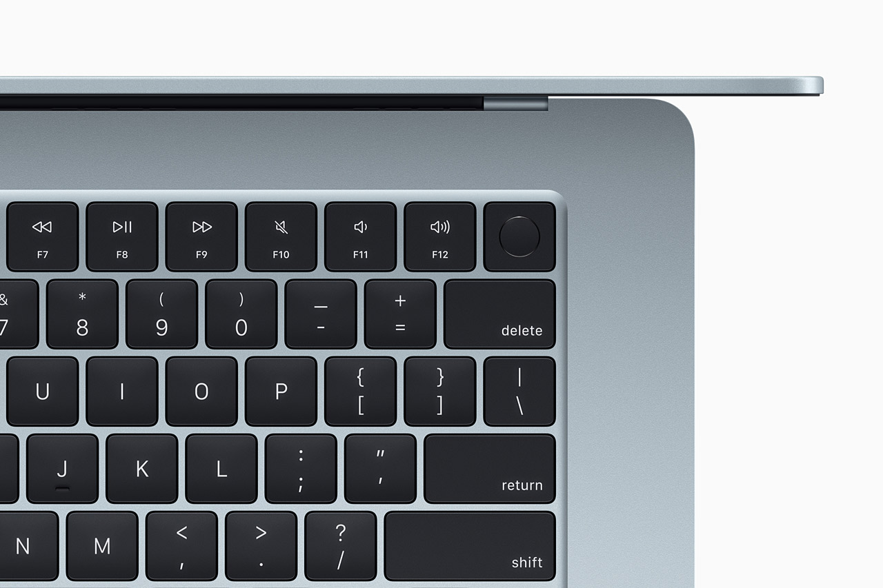 Apple、超高速M4チップ搭載の新型MacBook Airを発表。スカイブルーの新