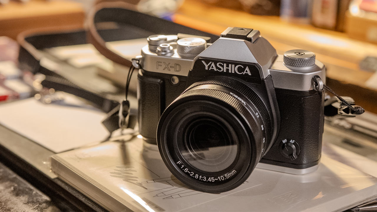 YASHICA、「FX-D」発表。フィルム巻き上げレバーと6種類のフィルム