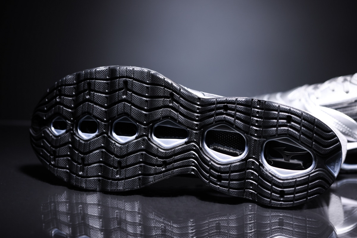 ミズノのフラグシップモデルを融合させたウエーブプロフェシーモレリア