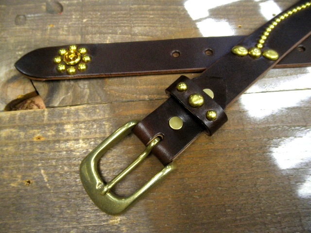 フラワーデザインスタッズベルト 栃木レザー30mm 【チョコレート