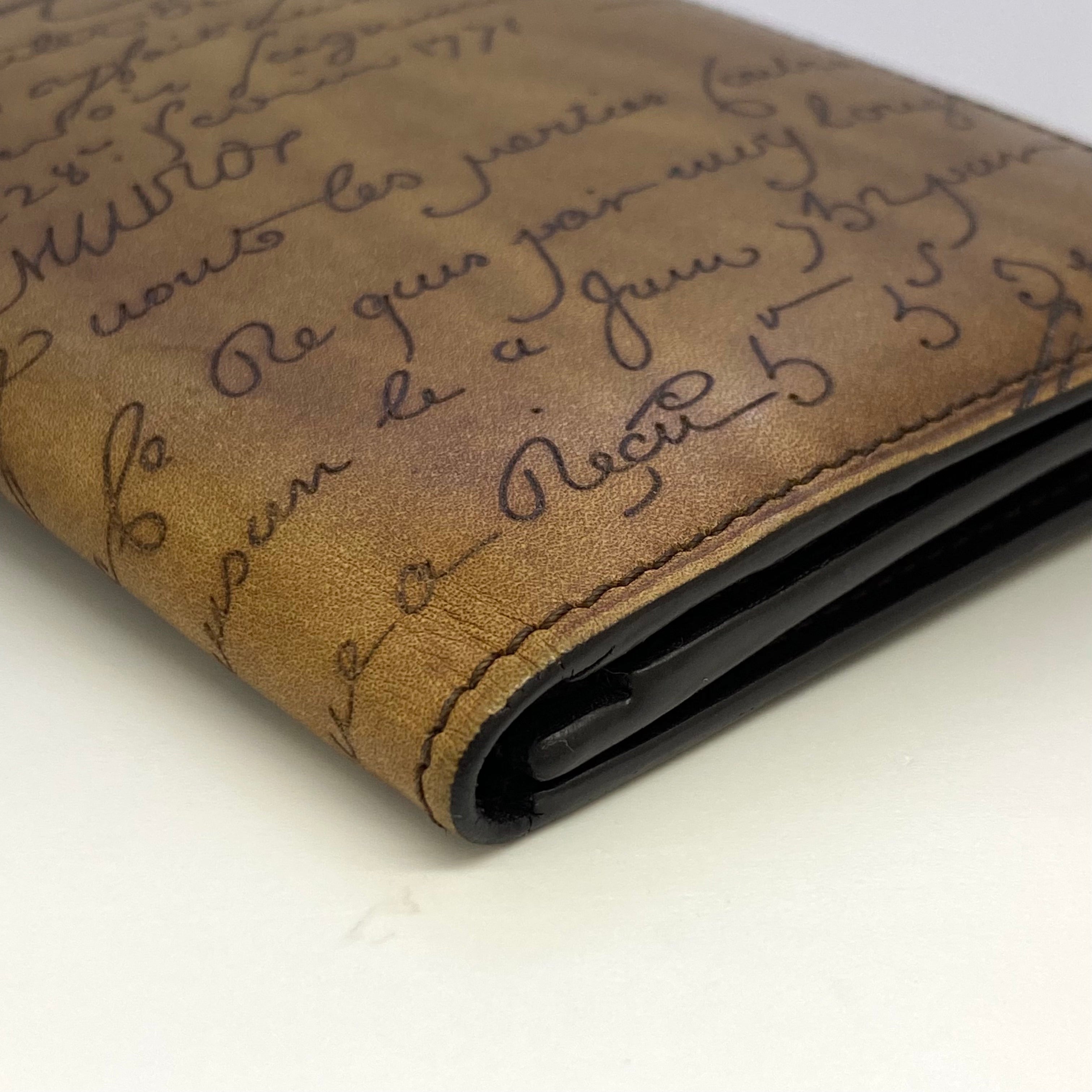 送料無料】Berluti（ベルルッティ）スクリットレザー カリグラフィー