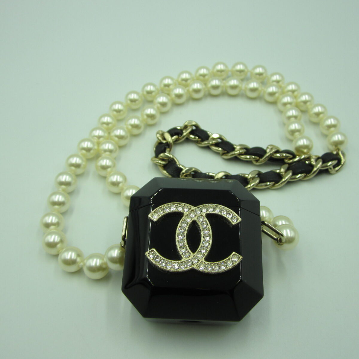 CHANEL 21AW AirPods ケース B21A ネックレス フェイクパール をお