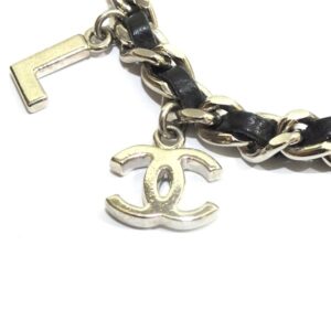 CHANEL チェーンブレスレット ロゴチャーム付き CHANEL ロゴチャーム