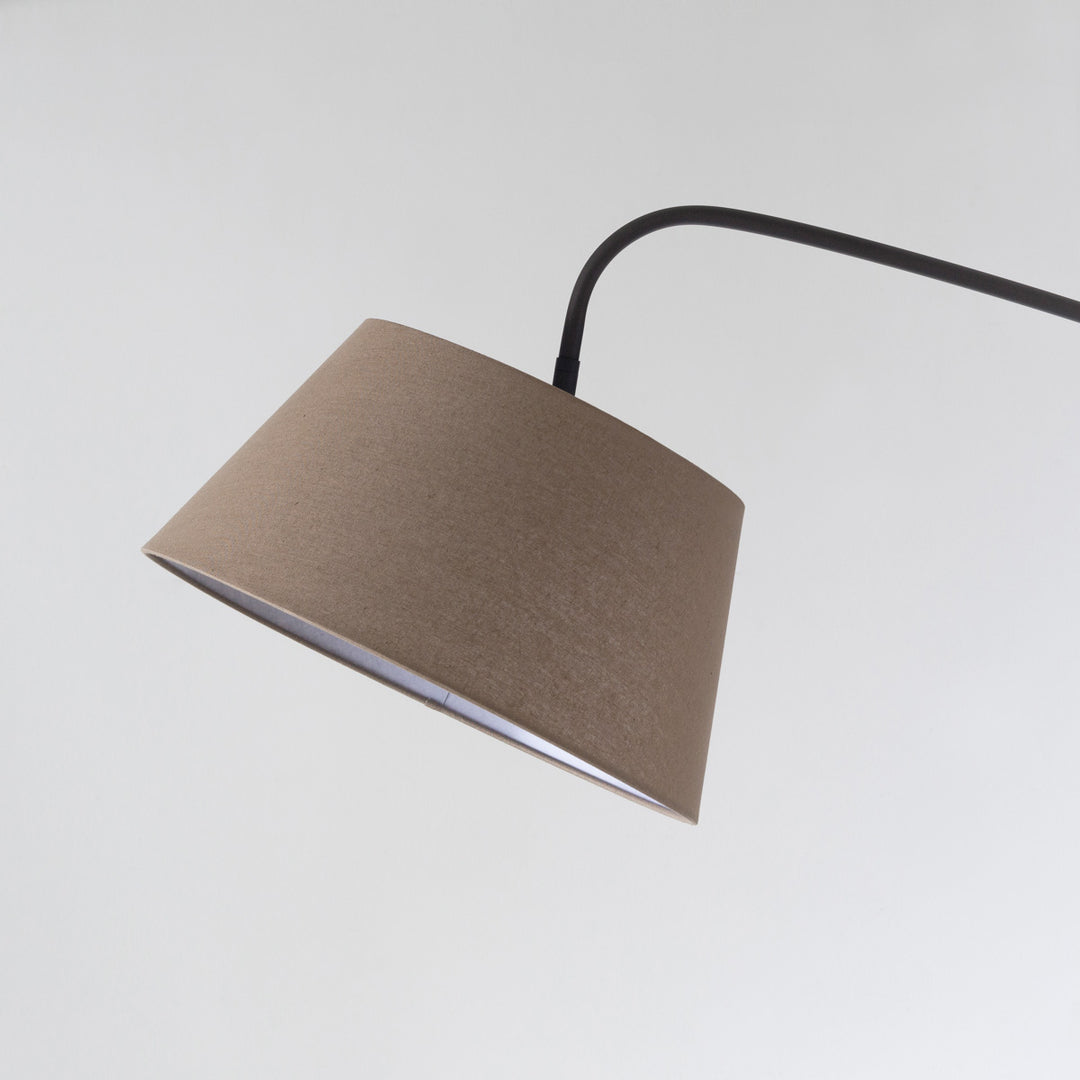 Urban × Steel ダイナミックな存在感の フロアライト – KANADEMONO