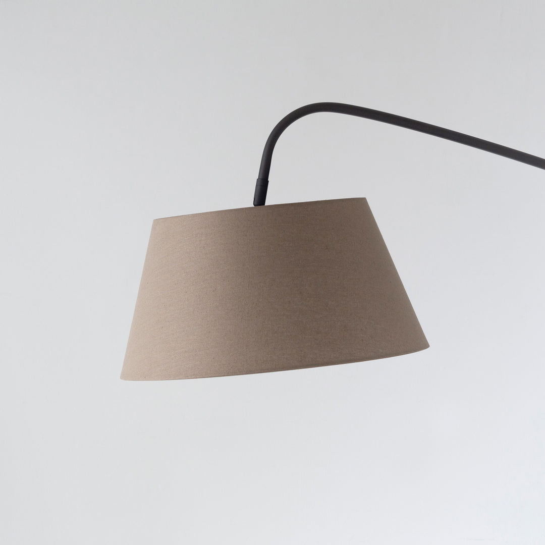 Urban × Steel ダイナミックな存在感の フロアライト – KANADEMONO