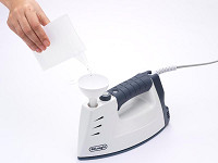 デロンギ、プロ仕様のボイラー内蔵型スチームアイロン - 家電 Watch