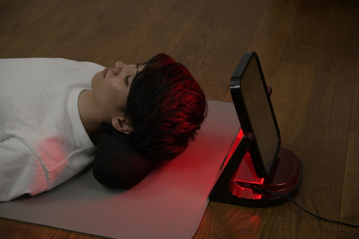 アデランスとシャープ、寝ている間に頭皮ケアできるLED照射パネルを