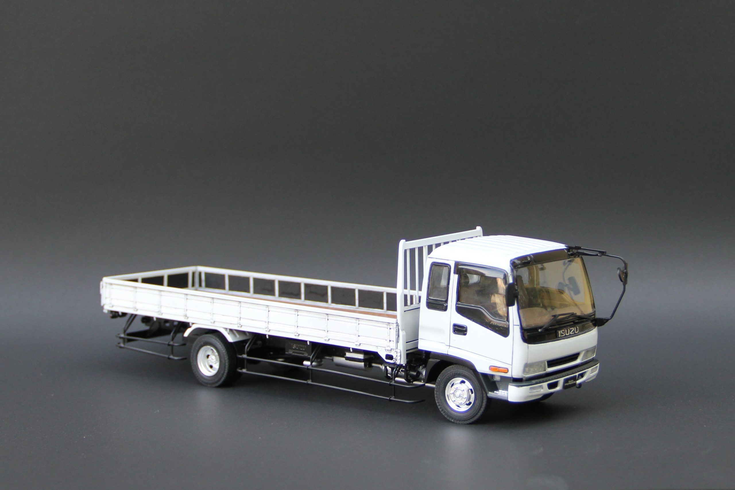 アオシマ 1/32 いすゞフォワード平ボデー – 模型製作 かえる工房