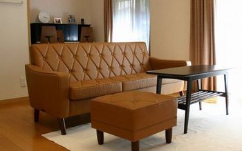 ロビーチェアに座りビールを飲むのが至福の時間 – カリモク60