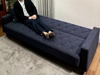 座ってくつろぎ、寝て身体を休めて「スリーピングソファ」 – カリモク