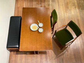 ダイニングシーンをすっきりと見せる「ベンチ」のご紹介 – カリモク60