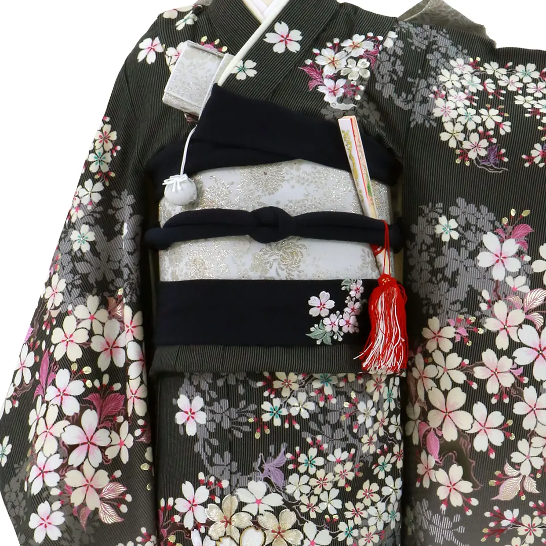 NATURAL BEAUTY》黒のストライプに桜の花の着物／七五三・七歳女の子