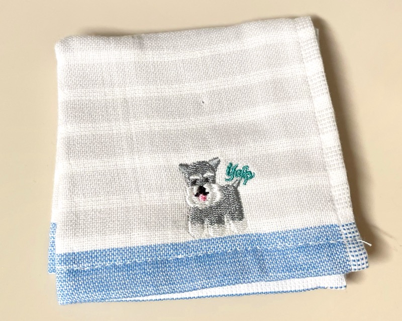 100均の『刺繍タオルハンカチ』がシュナウザーと青色のフチで可愛い