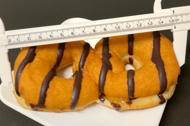 ヤマザキの『はちみつエイトドーナツ』がチョコと蜂蜜の甘さで美味しい