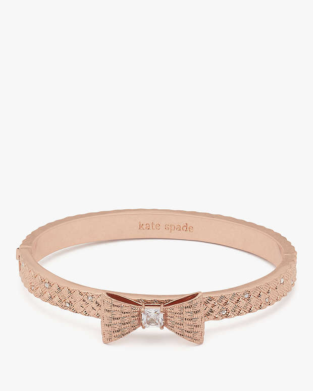 ラップ イン ア ボウ ヒンジド バングル | ジュエリー | ケイト