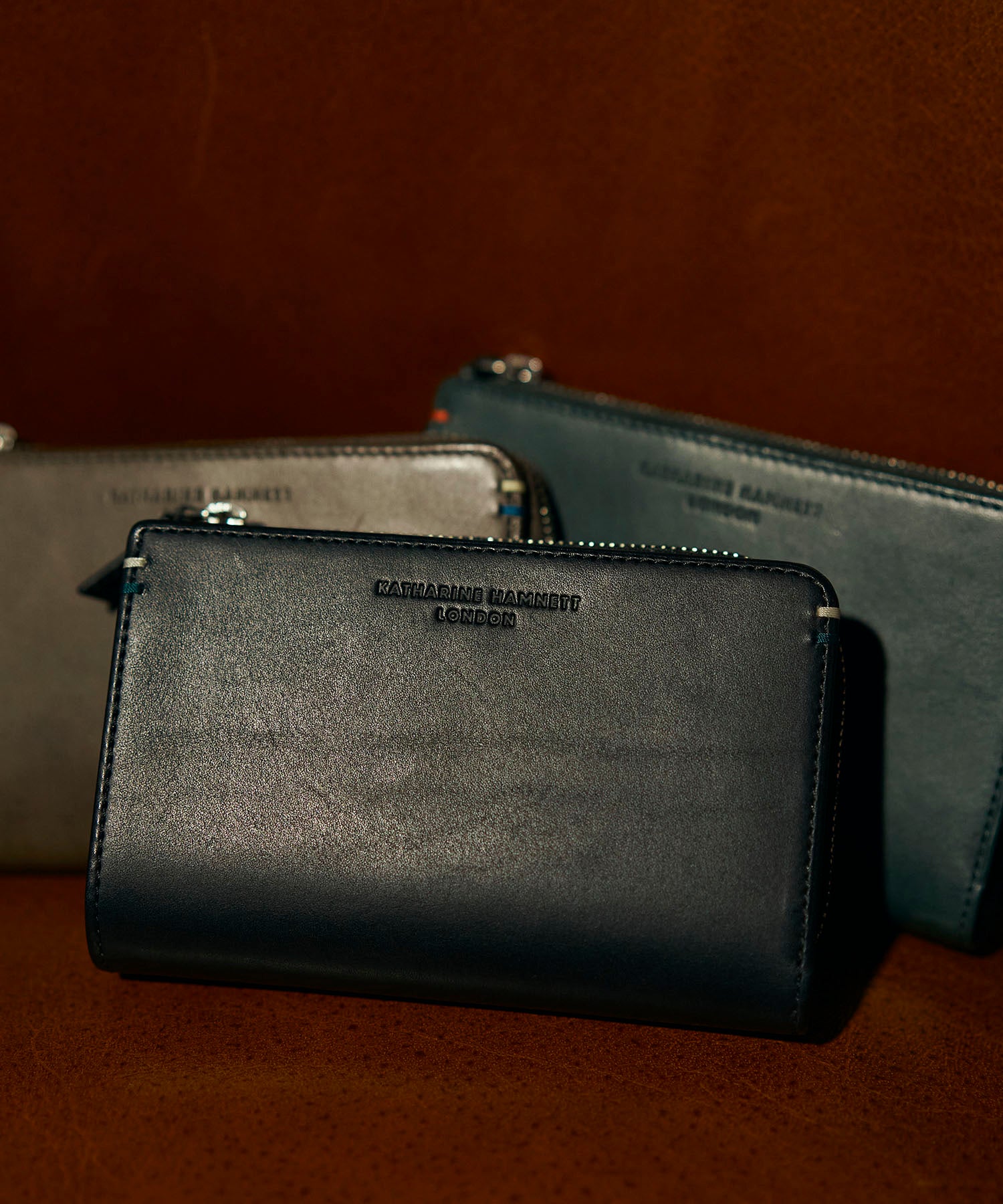 KATHARINE HAMNETT LONDON】VEGA L字ファスナー ミドルウォレット (490