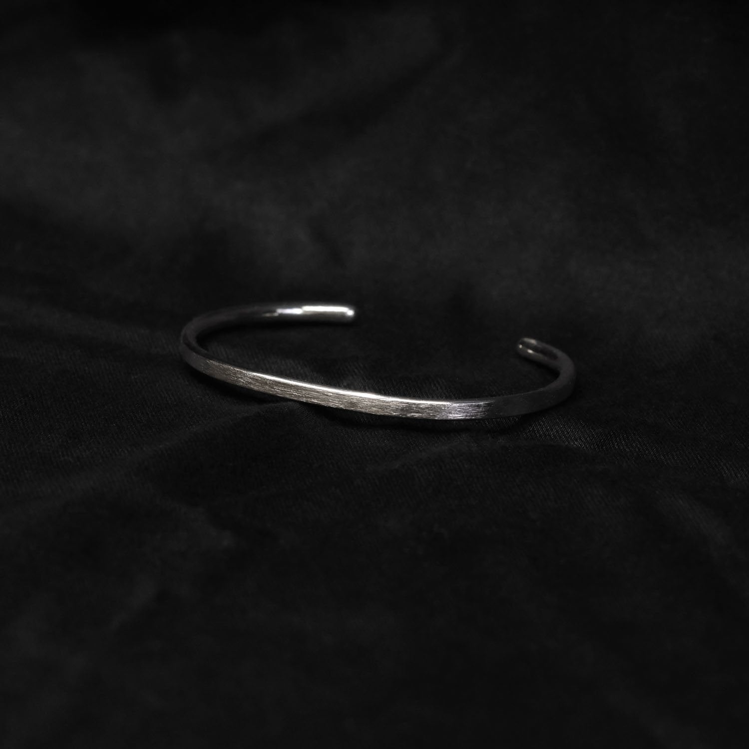 手首の研究家】【シルバー素材バングル】トレンドのその先へ