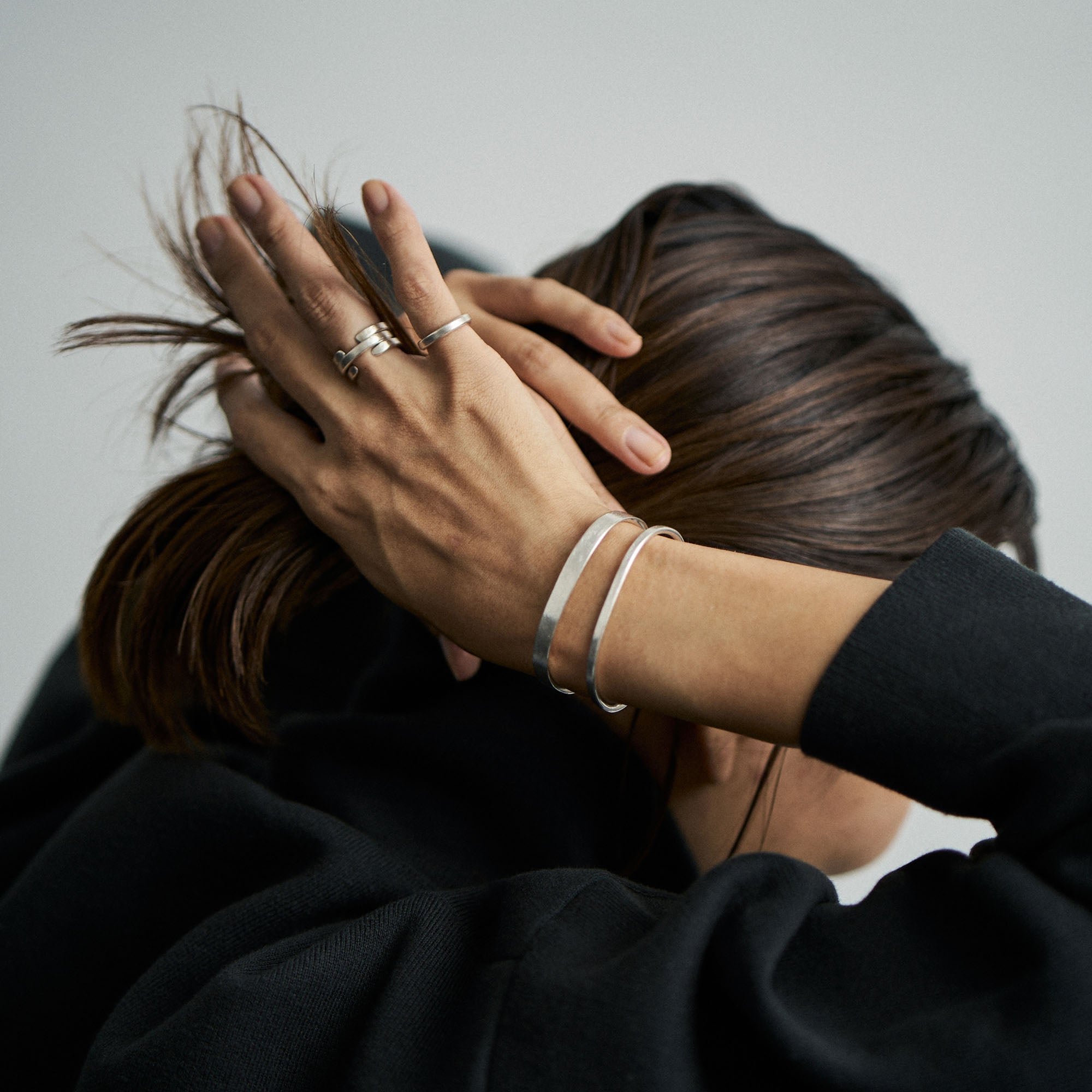 手首の研究家】【シルバー素材バングル】トレンドのその先へ