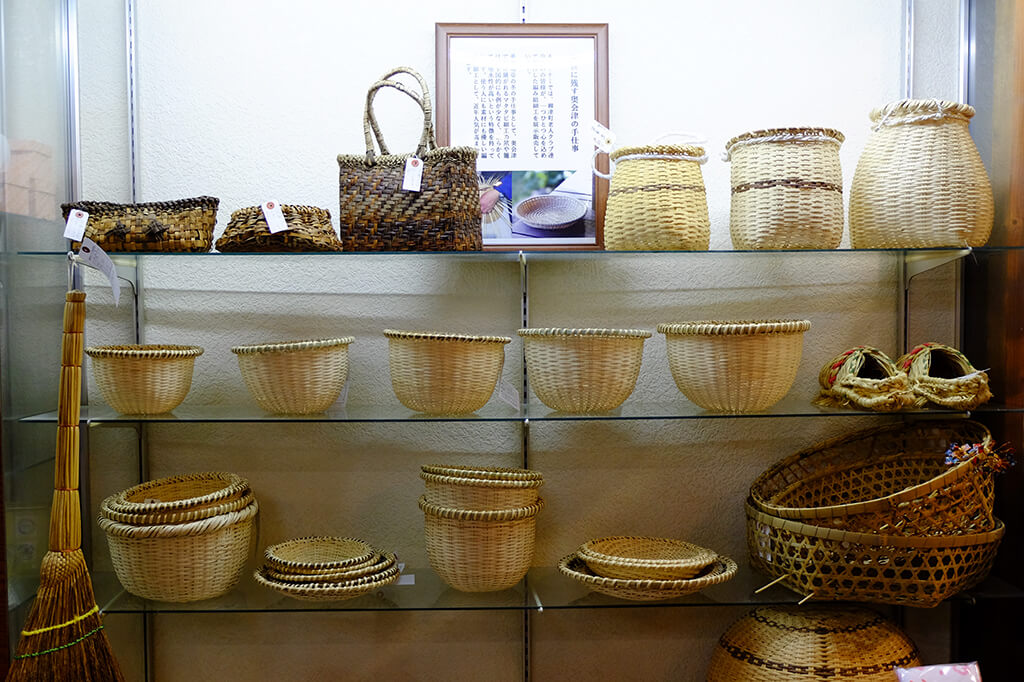 奥会津の伝統工芸・マタタビ細工のザルや籠 | 瀞流の宿かわち～会津