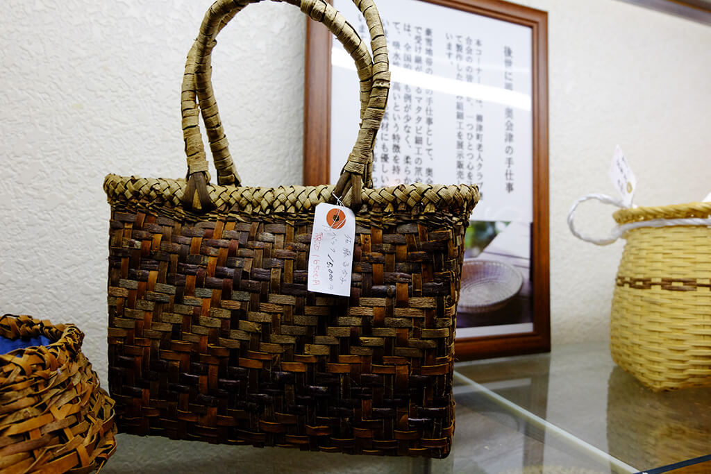 奥会津の伝統工芸・マタタビ細工のザルや籠 | 瀞流の宿かわち～会津