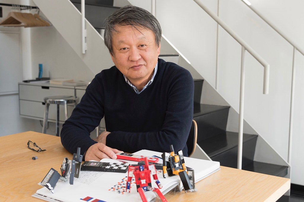 プロダクトデザイナーの深澤直人さんに、INFOBARをトランスフォームし