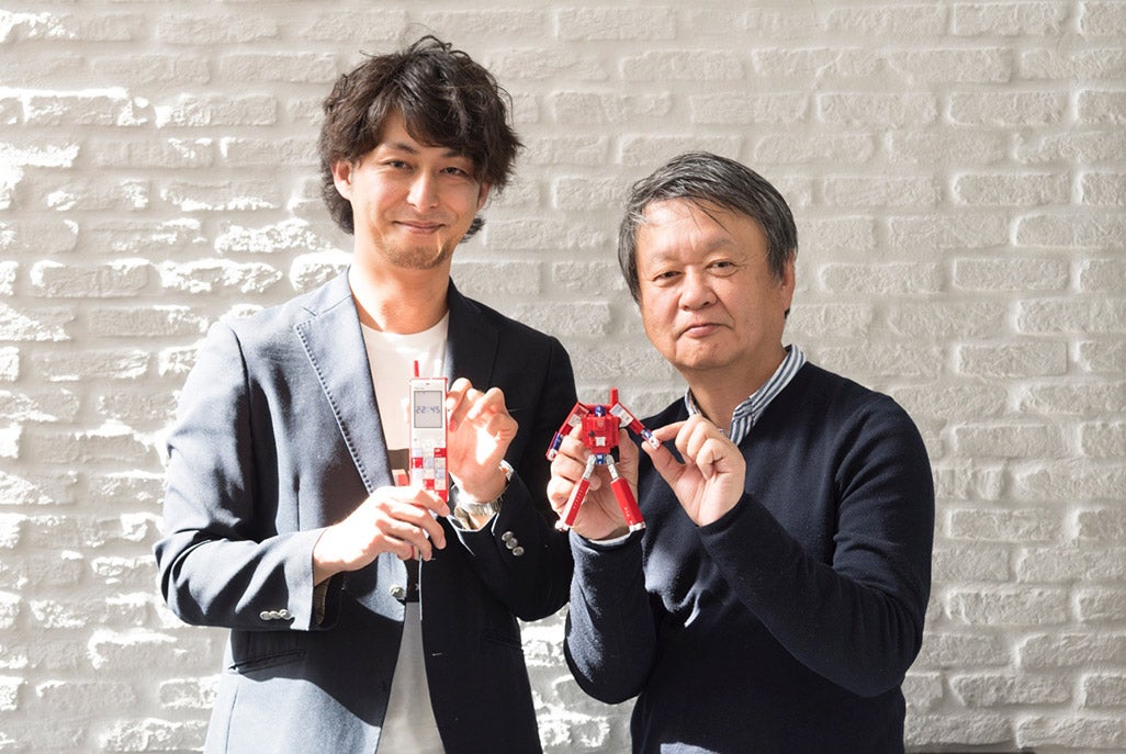 プロダクトデザイナーの深澤直人さんに、INFOBARをトランスフォームし