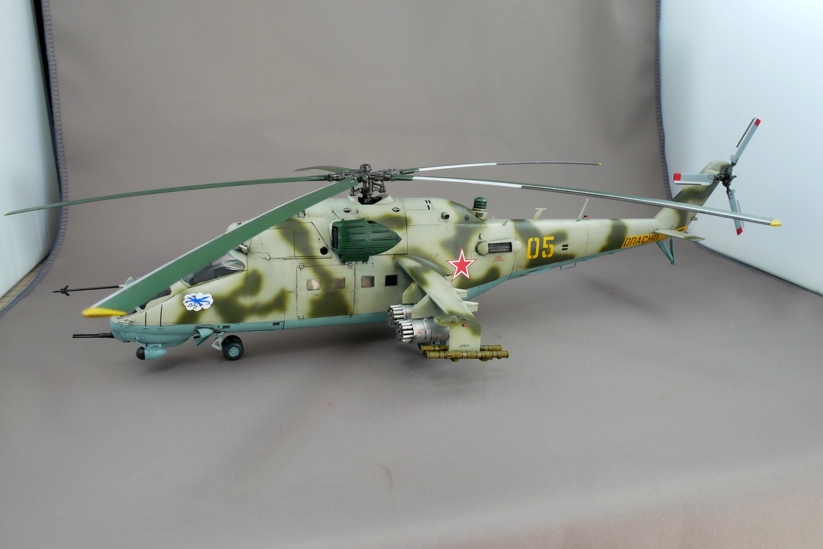 ソビエト軍戦闘ヘリコプター MIL-Mi24 ハインド ズベズダ 1/48