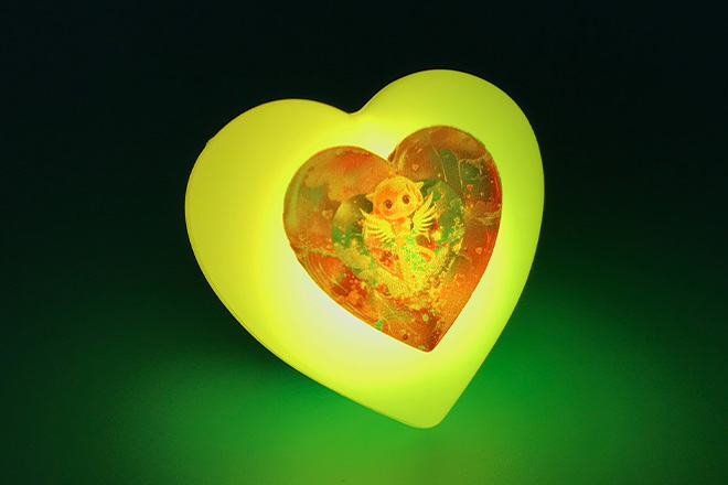 幻想世界に羽を広げたキャラクターが輝くリングライト｜オリジナル