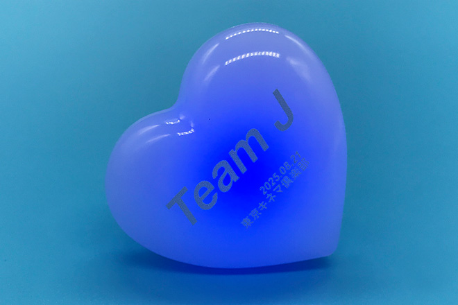 水色の文字がくっきり映えるハート型リングライト｜オリジナルグッズ