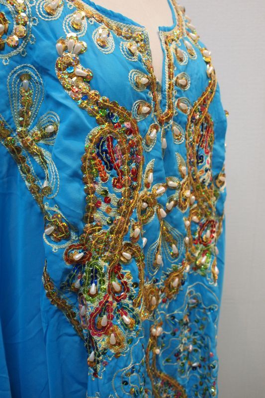 ハリージドレス 孔雀装飾 水色 - Khan El Khalili （ハン ハリーリ）