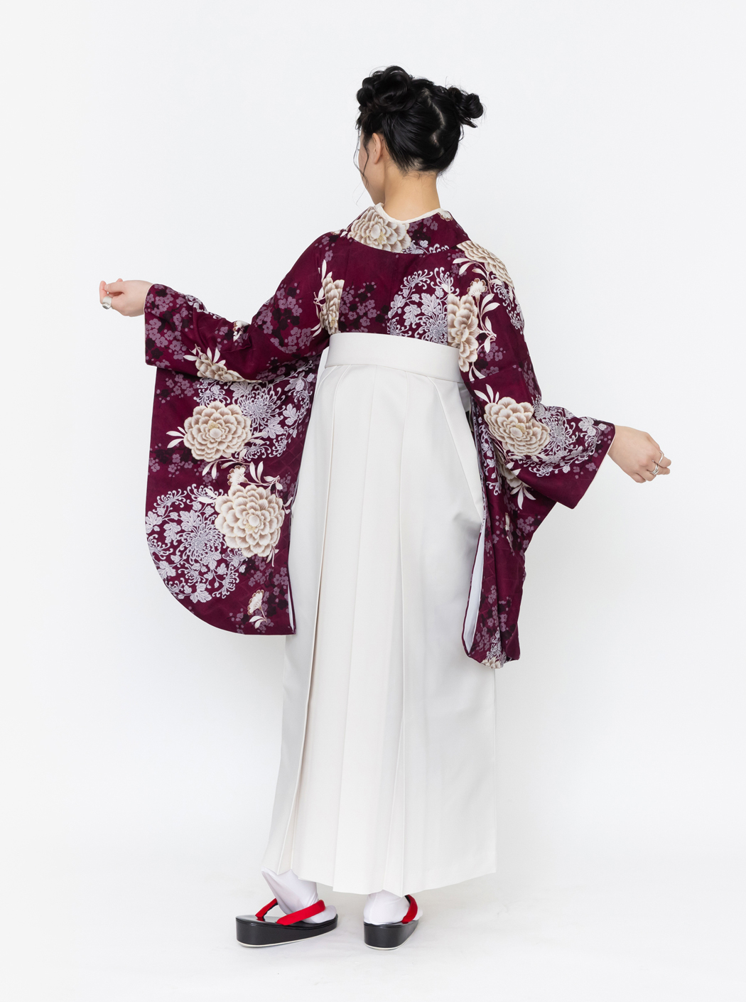 東洋牡丹/葡萄色【そしてゆめ】（袴：椿 刺繍/白） | 【公式】モダン