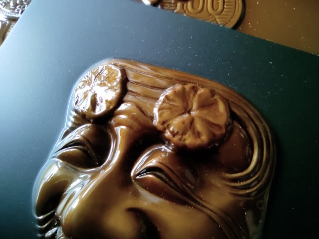 造幣局「翁面」電鋳板の紹介 | 金銀砂子・造幣局の金属工芸品の魅力