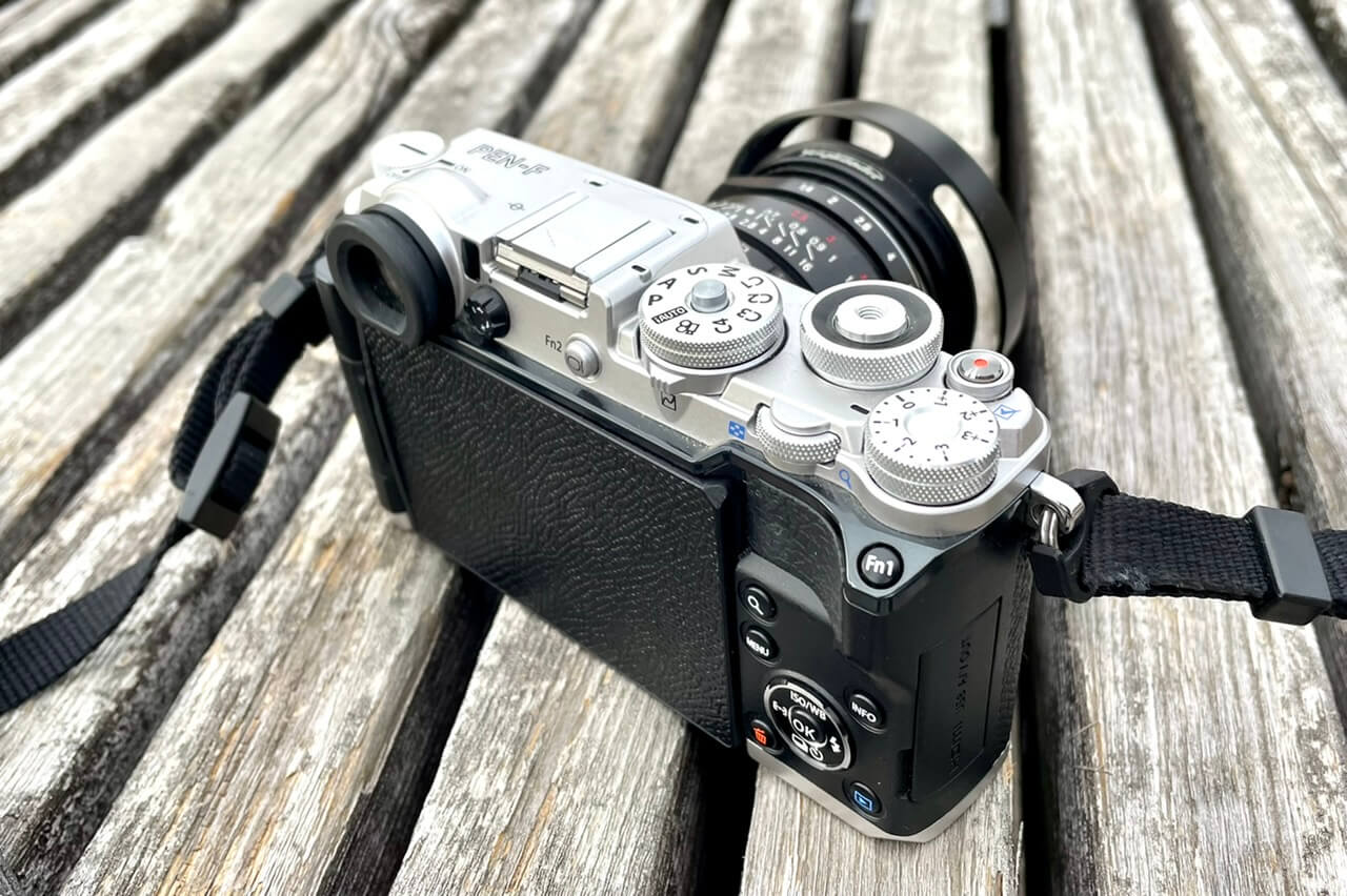 PEN-Fの背面モニターは、こうして隠して使う。｜記憶カメラ