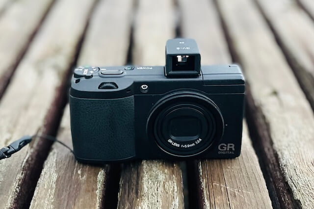 RICOH GRにファインダーをつけると、ちょっと化ける。｜記憶カメラ