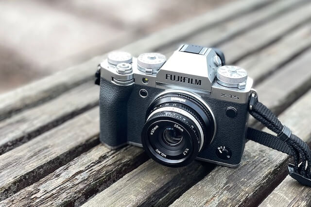 一万円を切る軽量コンパクトな明るいMF単焦点レンズの新定番、PERGEAR