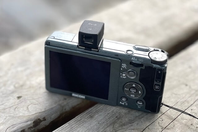 RICOH GRシリーズは、外付け光学ファインダー〈GV-2〉でさらに