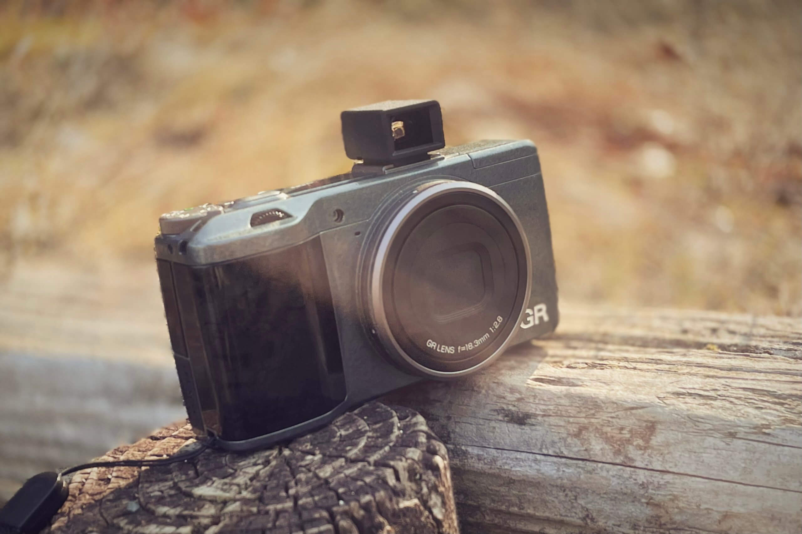 だまされたと思って、RICOH GRに外付けの光学ファインダー GV-2をつけ