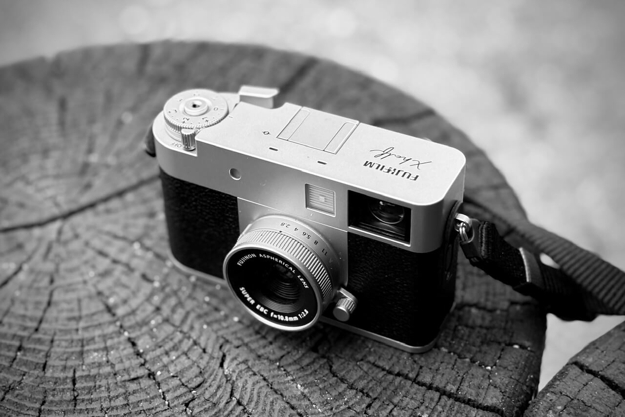 肩の力を抜いて写真を撮る夏、FUJIFILM X half。｜記憶カメラ