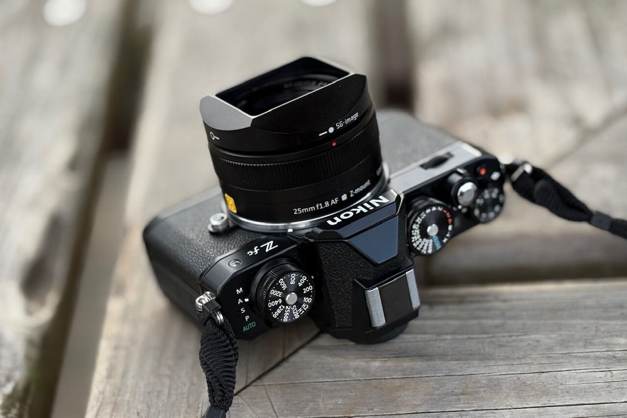 Nikon Z fcとSG-image AF 25mm f1.8の軽量コンビならスナップが