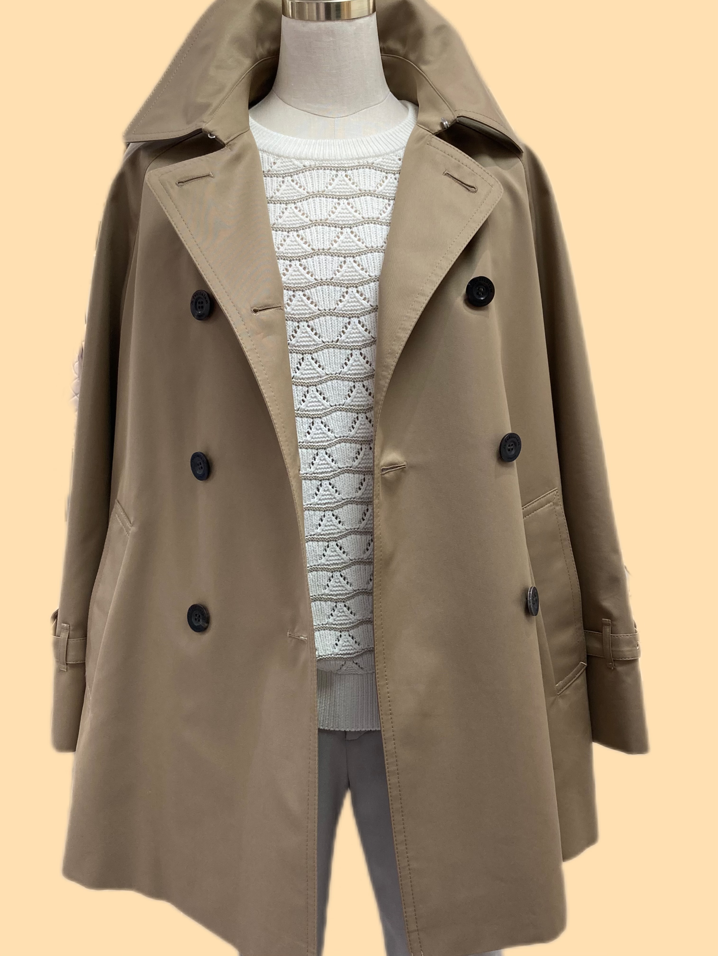 アクアスキュータム〉で毎年大人気！ショート丈Aライントレンチコート