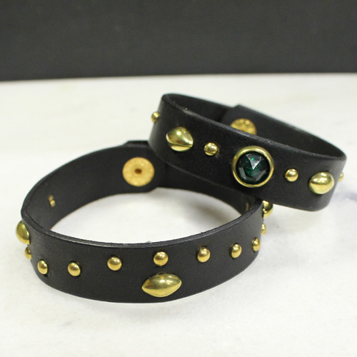 スタッズ(スポッツ)付きレザーブレスレット-ブラック-
