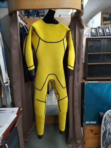 BEWET社長がセミドライの説明に～ - サーフボード、ウェットスーツの