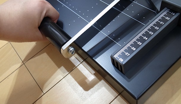 ハンドルが折りたためる裁断機！ウチダ パーソナル裁断機 180AT-P を