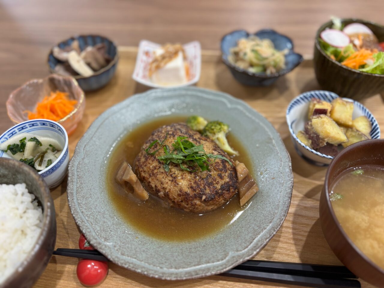 貝塚市】4月にオープン。「おうちごはん ここや」でボリュームたっぷり