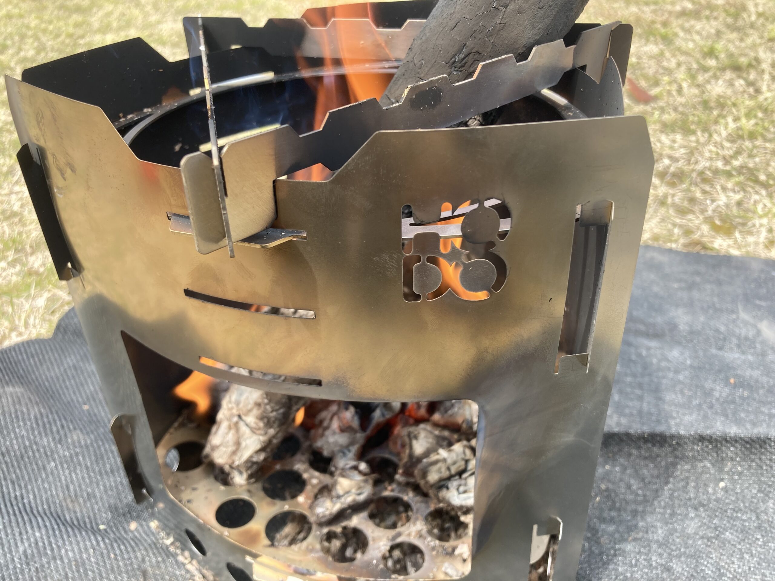 新居浜発アウトドアブランド「HODO」（ほど）の焚火台「light pit」が