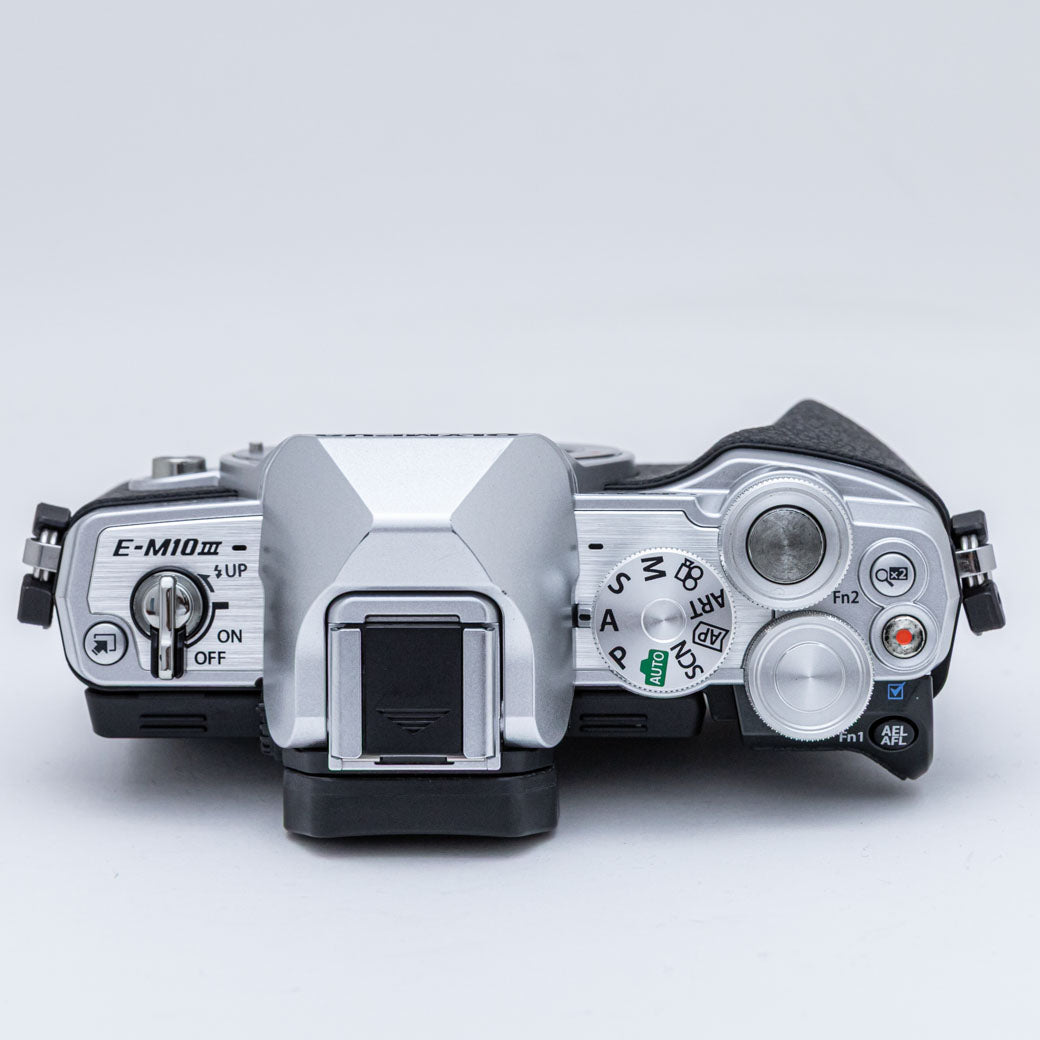 OLYMPUS OM-D E-M10 Mark III シルバー – ねりま中古カメラきつね堂