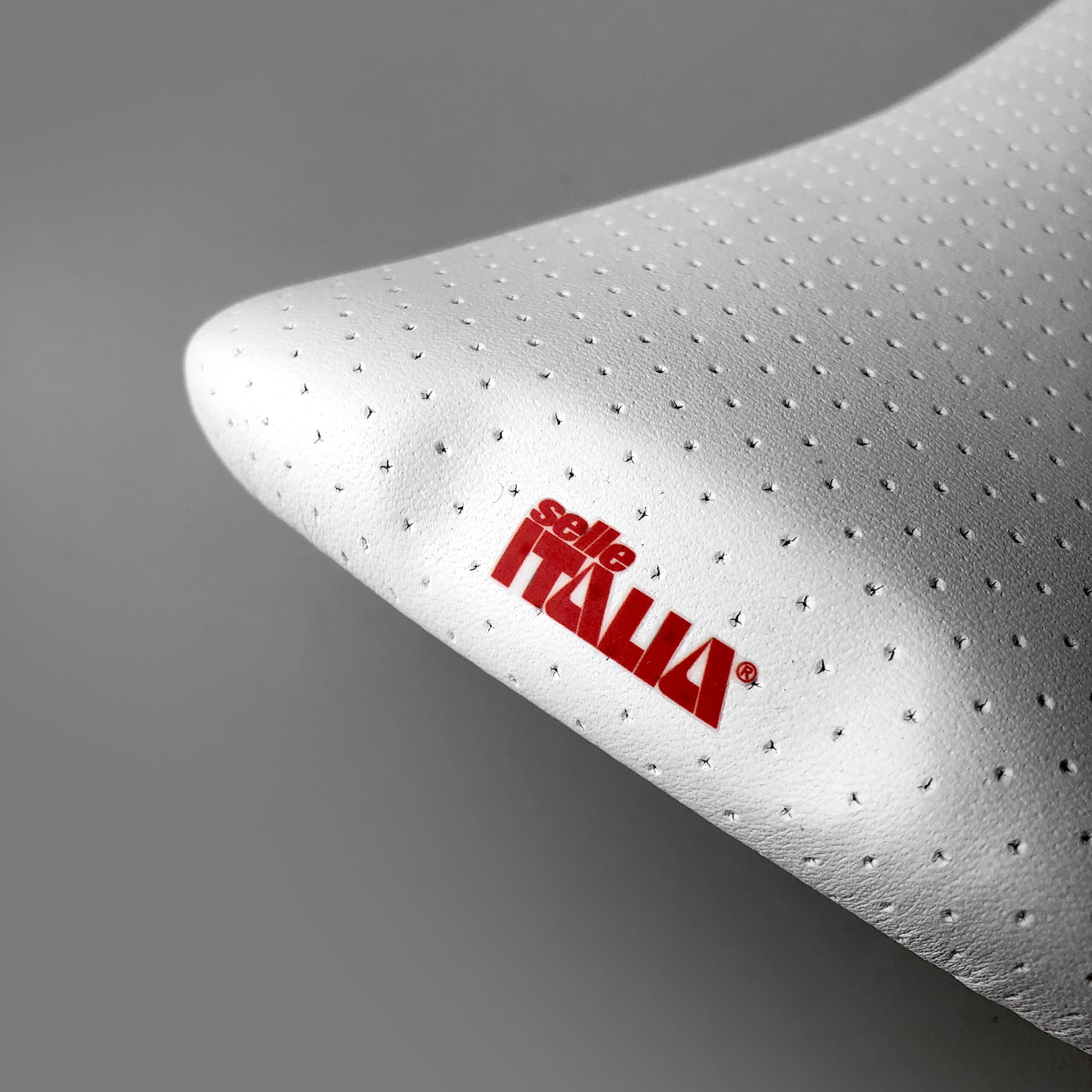 Selle Italia Flite Titanium perforated white – KONTOUR