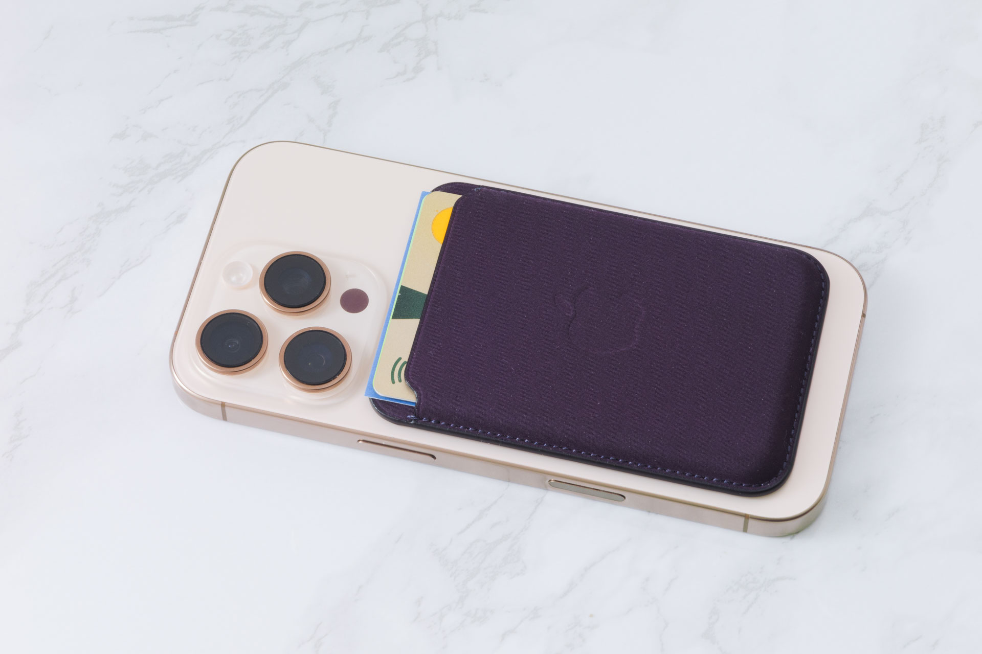 アップル純正のiPhone用カードケース「ファインウーブンウォレット」を