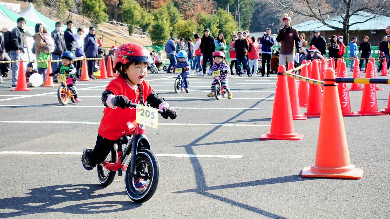 レビュー】ストライダーST-R！”10万円”のレーシング用カーボン